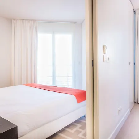 מלון דירות Adagio Centre 3*